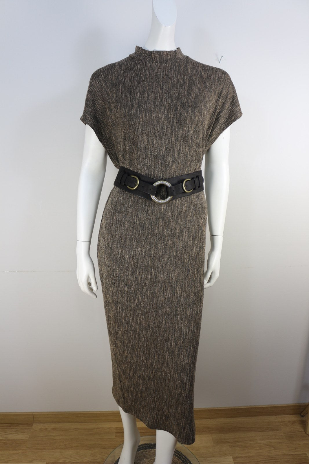 Robe Zara marron chiné portée avec une large ceinture noire à boucle ronde – Frippin'Dealz