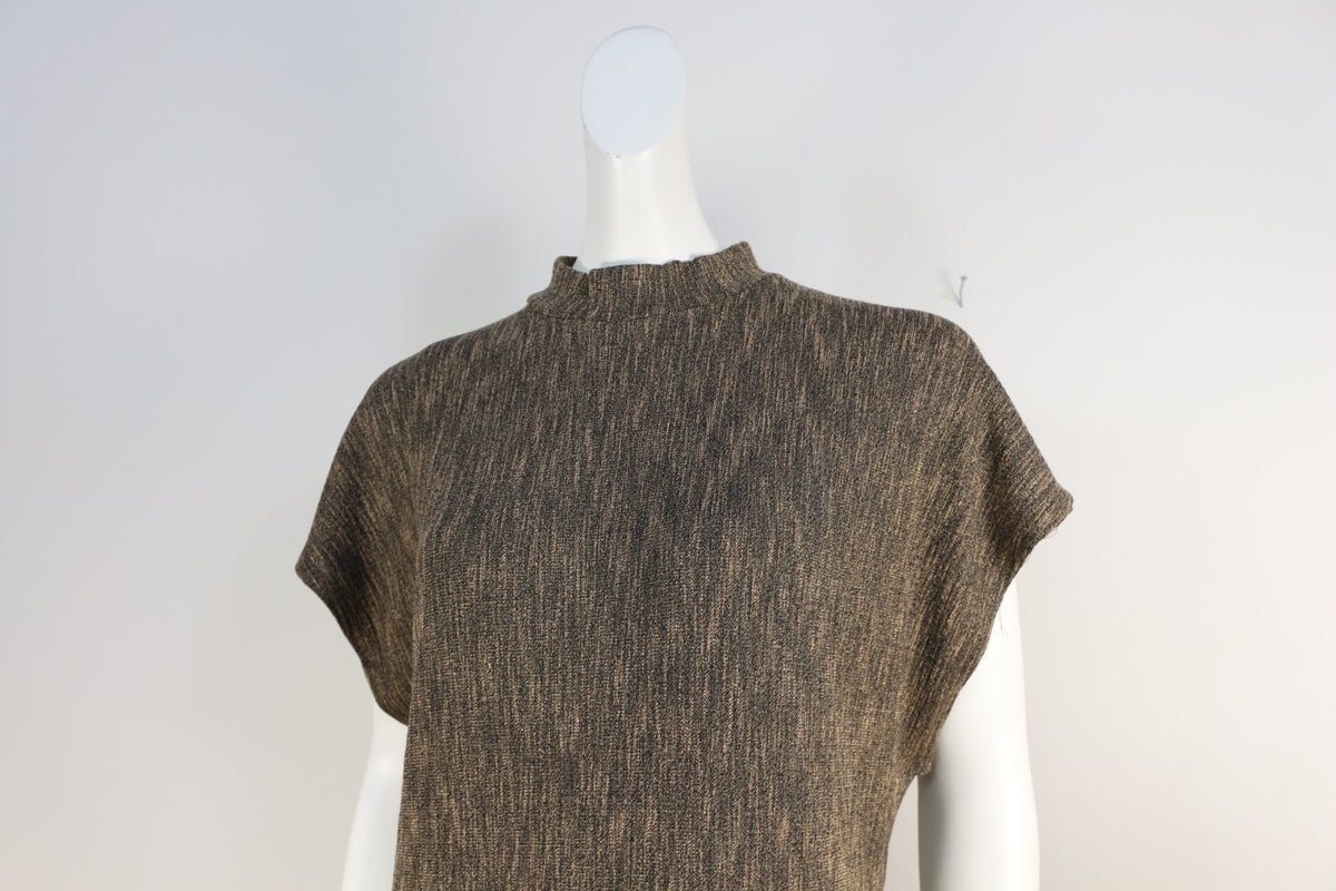 Gros plan sur le col montant et le tissu chiné de la robe Zara – Frippin'Dealz
