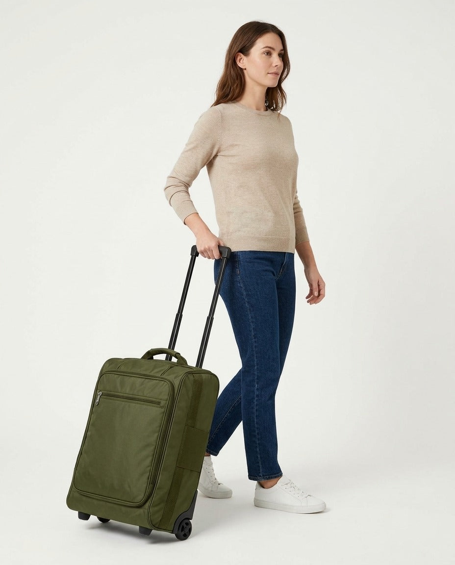 Sac à dos trolley cabine à roulettes 31,5 L vert et noir porté – photo générée par IA