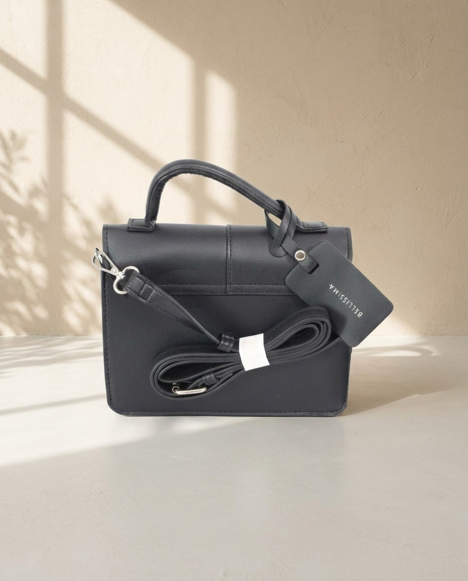 Sac à main Bellissima noir vu de dos avec bandoulière amovible enroulée et étiquette – Frippin'Dealz – photo retouchée par IA