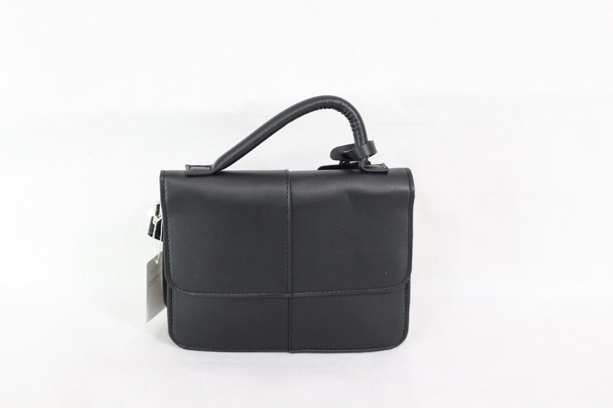 Sac à main Bellissima noir avec rabat, anse rigide et étiquette – Frippin'Dealz