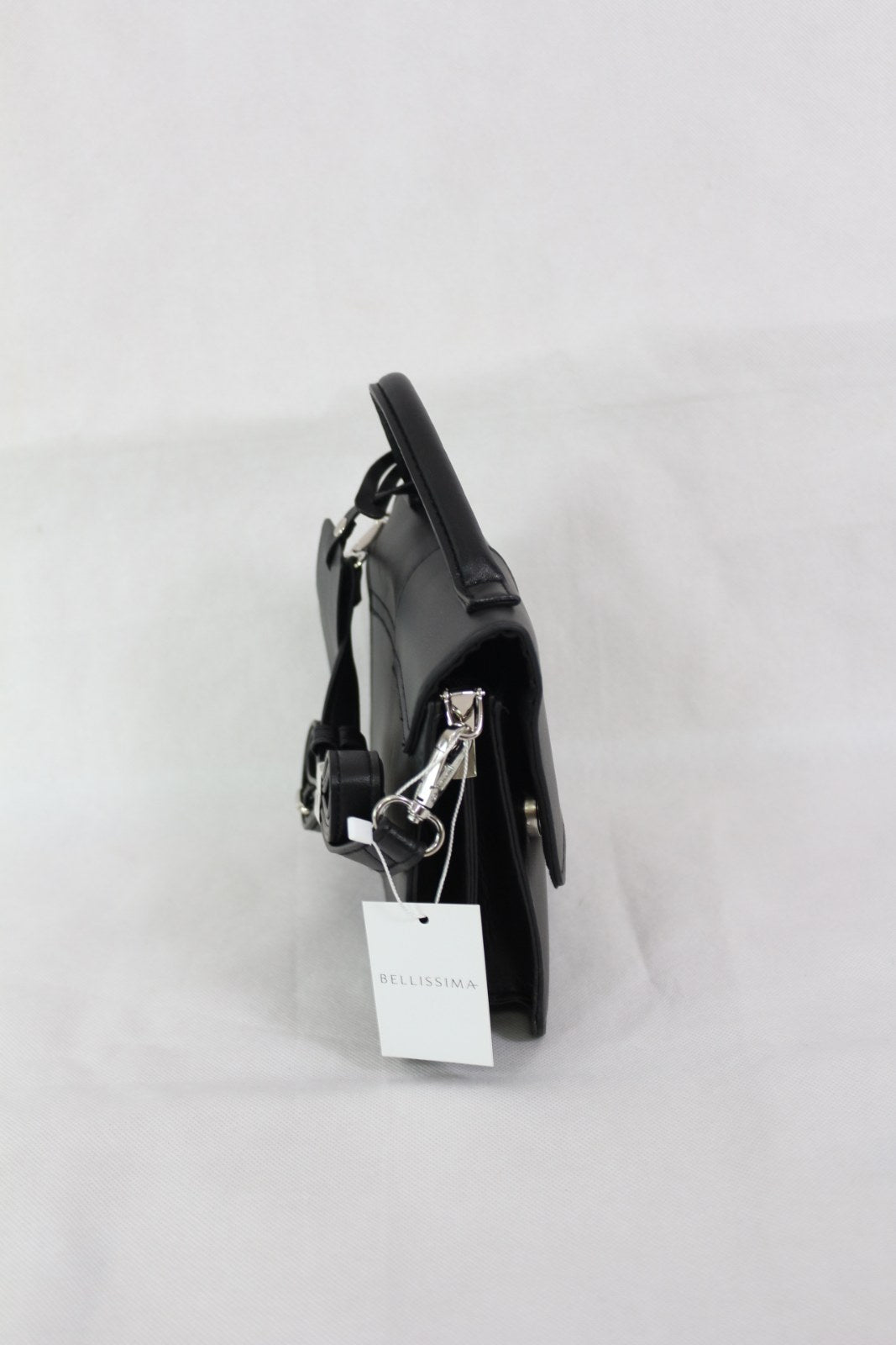 Vue de côté du sac Bellissima noir avec mousqueton argenté et étiquette – Frippin'Dealz