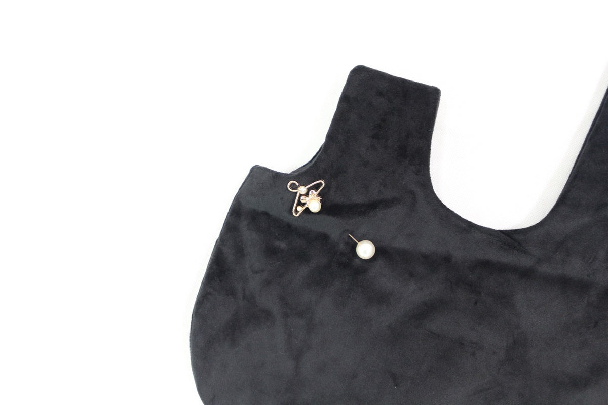 Sac à main Naf Naf noir vu de côté avec anse et tissu aspect velours – Frippin'Dealz
