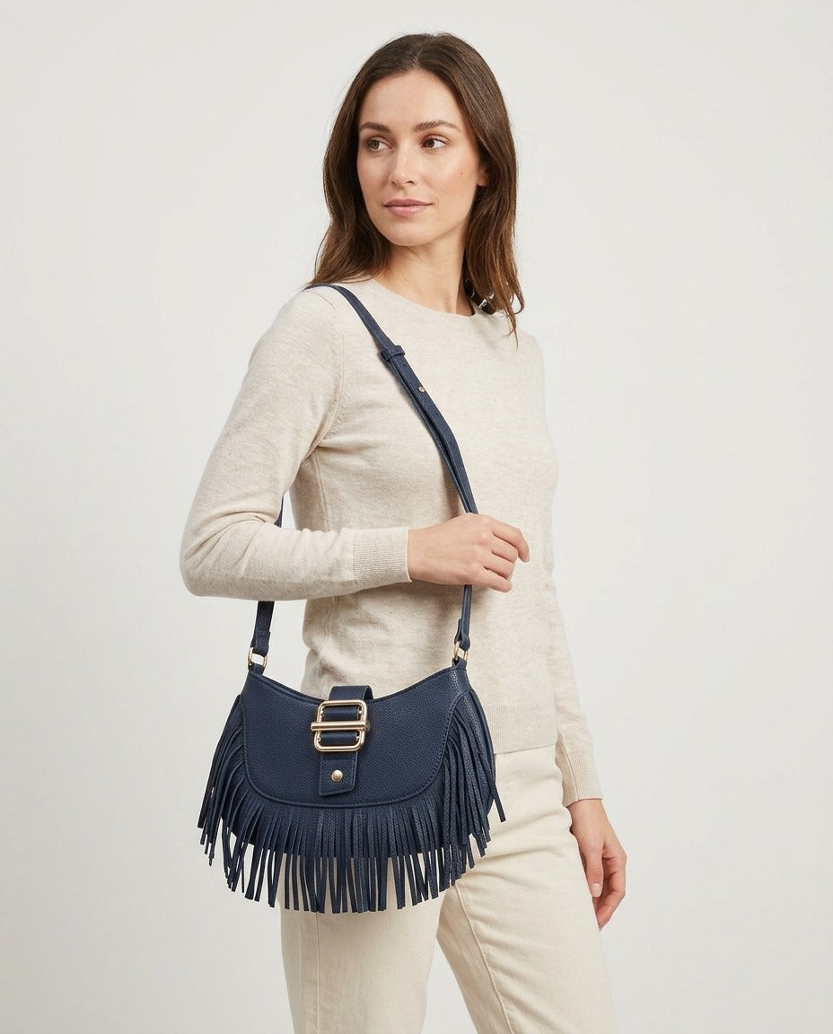 Angel Kiss Sac bandoulière à franges bleu marine détails dorés porté – photo générée par IA