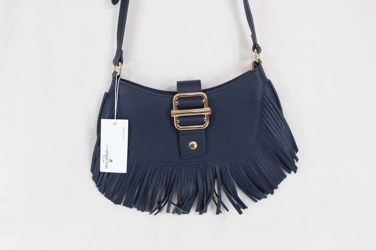 Détail de la boucle dorée et de l'étiquette du sac Angel Kiss bleu marine à franges – Frippin'Dealz