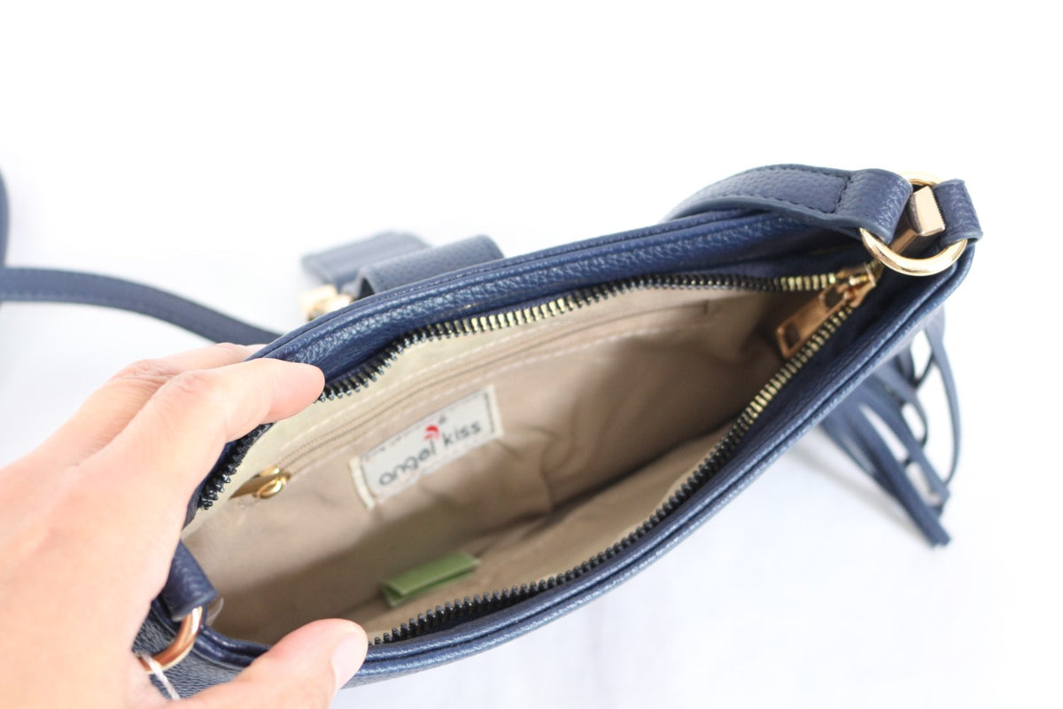 Intérieur du sac Angel Kiss avec doublure beige, zip et étiquette de marque – Frippin'Dealz