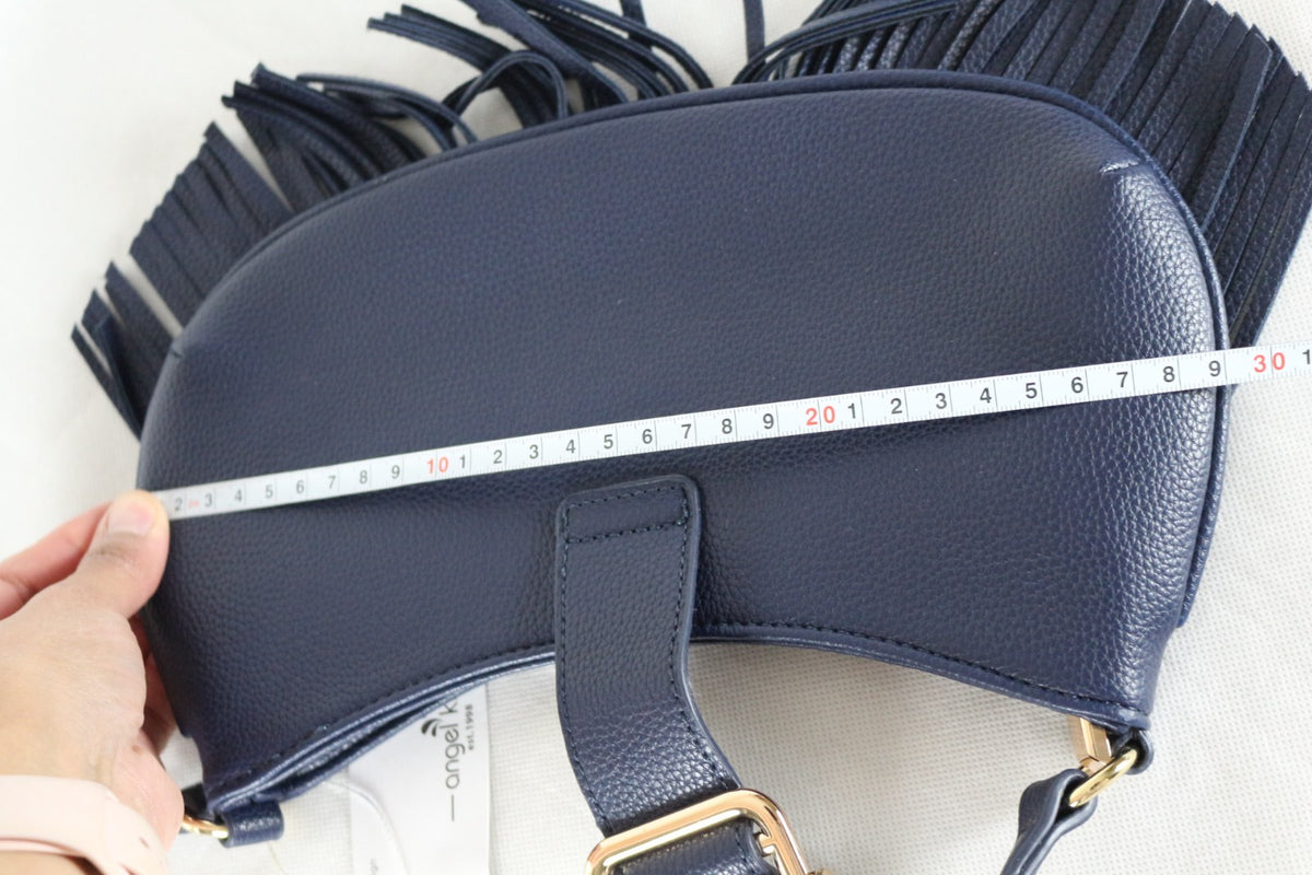 Mesure de la largeur du sac Angel Kiss bleu marine à franges – Frippin'Dealz