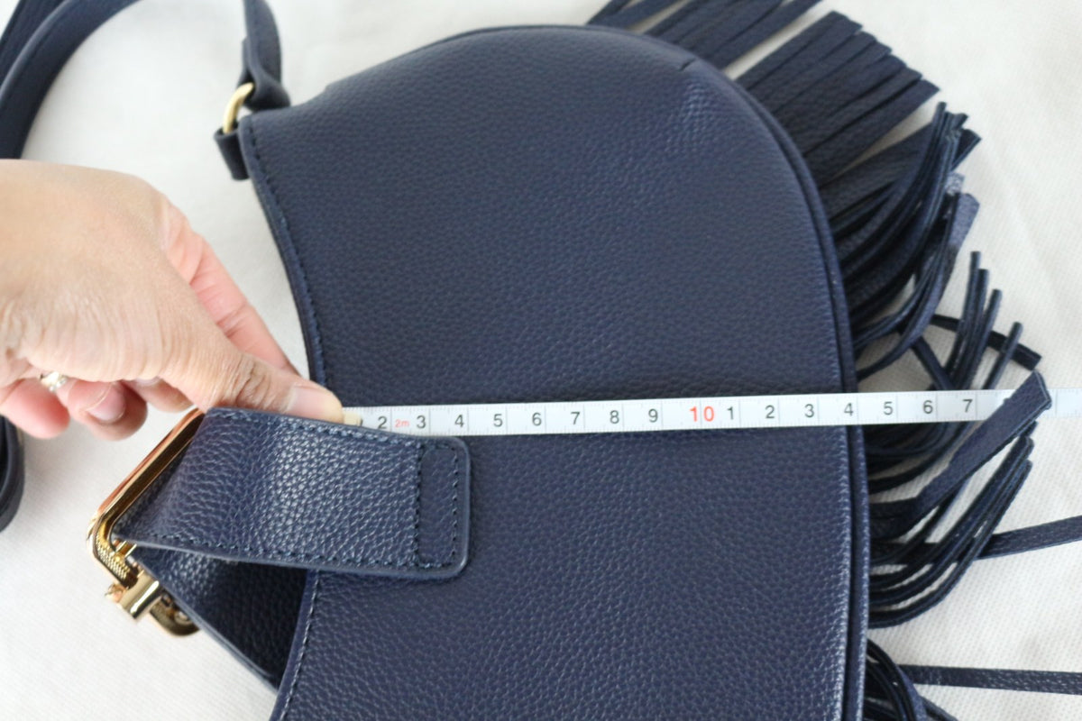 Mesure de la hauteur du sac Angel Kiss bleu marine à franges – Frippin'Dealz