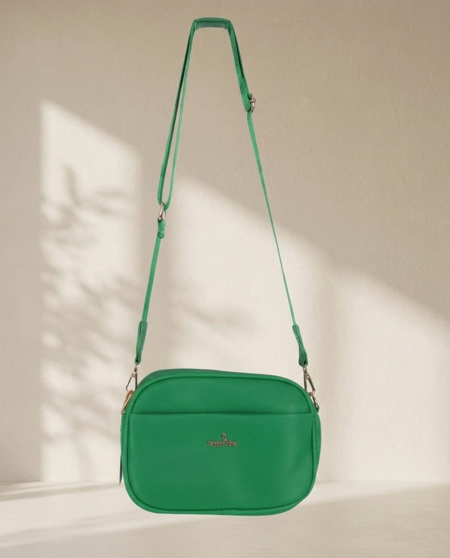 Sac bandoulière Angel Kiss vert avec sangle réglable et finitions dorées – Frippin'Dealz – photo retouchée par IA