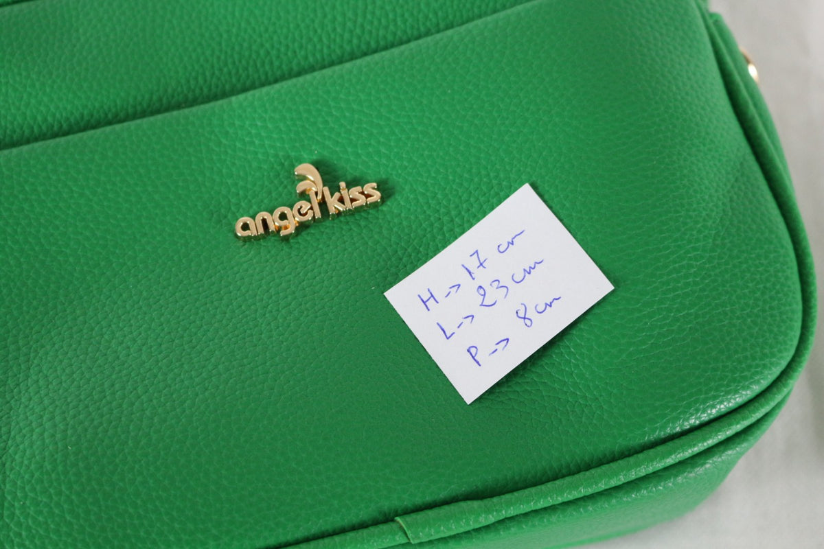 Gros plan sur le logo doré Angel Kiss et le grain du sac vert – Frippin'Dealz