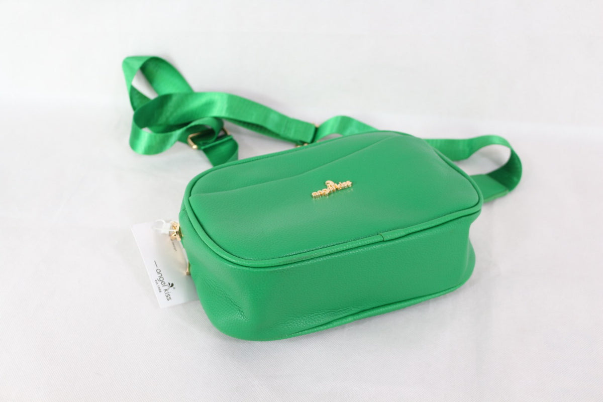 Sac Angel Kiss vert posé à plat avec sa bandoulière sangle – Frippin'Dealz