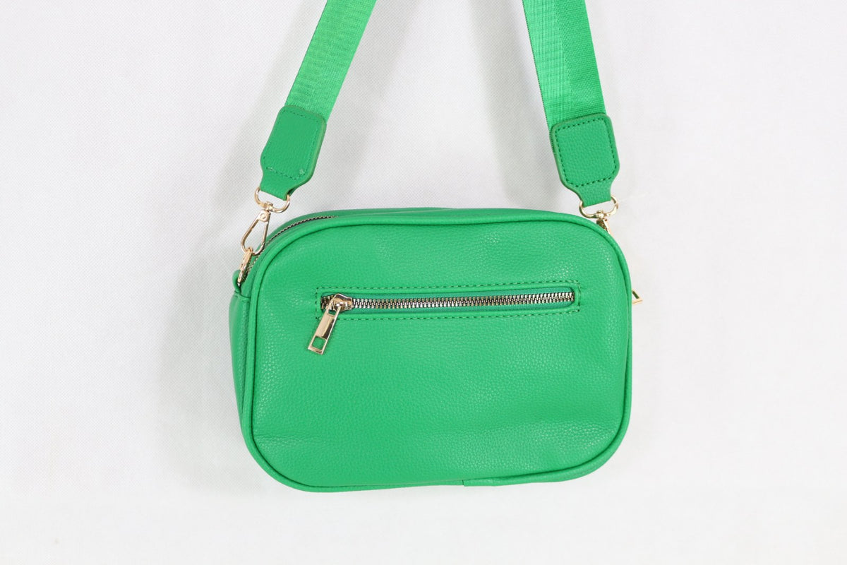 Profil du sac Angel Kiss vert avec double zip, mousqueton doré et étiquette LV26 – Frippin'Dealz