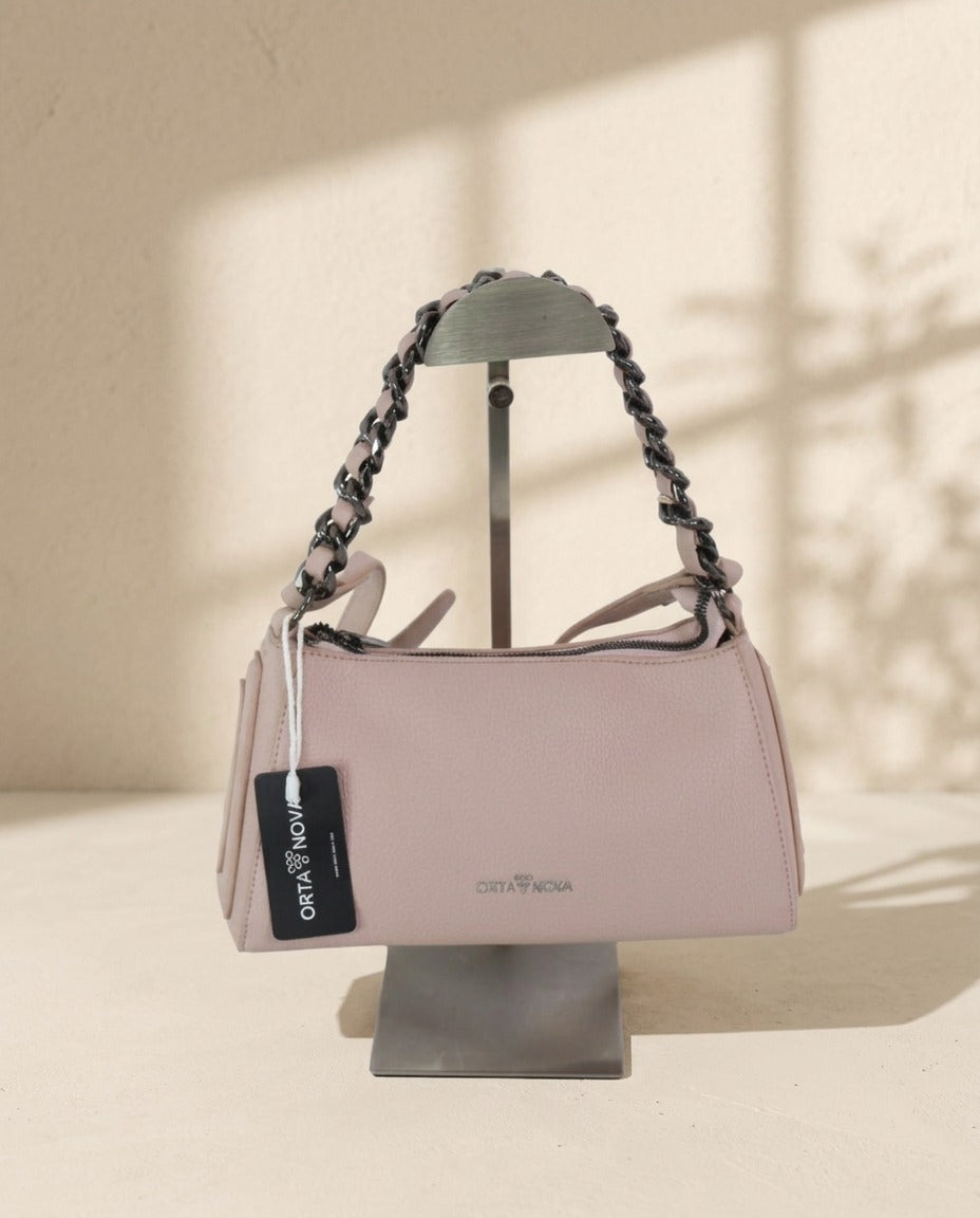 Sac bandoulière Orta Nova Lugo rose poudré sur support avec anse chaîne et étiquette – Frippin'Dealz – photo retouchée par IA