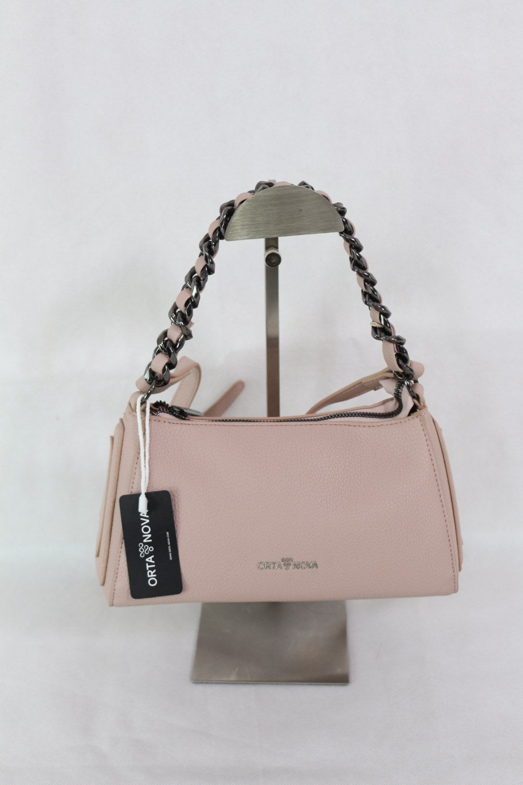 Sac bandoulière Orta Nova Lugo rose poudré sur support avec anse chaîne et étiquette – Frippin'Dealz