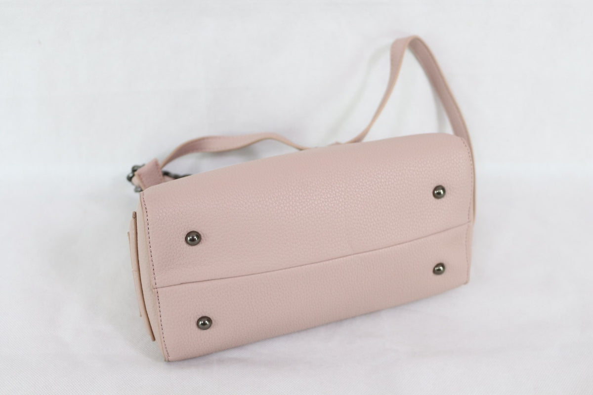 Dessous du sac Orta Nova rose avec quatre clous de protection – Frippin'Dealz