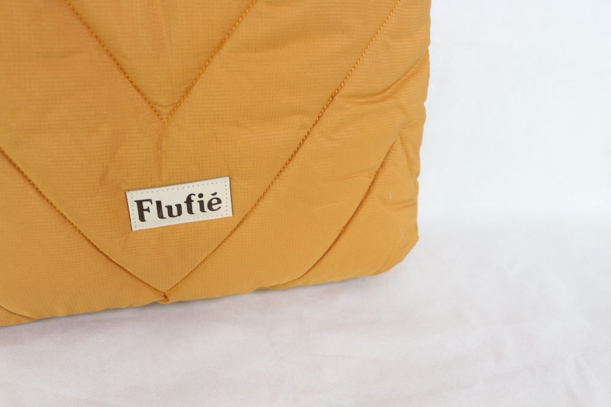 Gros plan sur l'étiquette Flufié du sac cabas moutarde – Frippin'Dealz