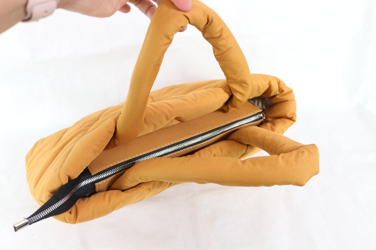 Fermeture zippée et anses rembourrées du sac Flufié moutarde – Frippin'Dealz