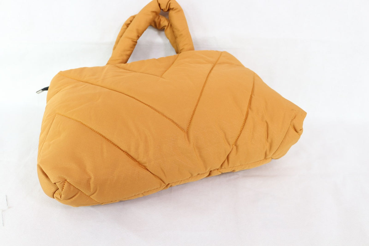 Sac cabas Flufié moutarde posé à plat, vue de côté – Frippin'Dealz