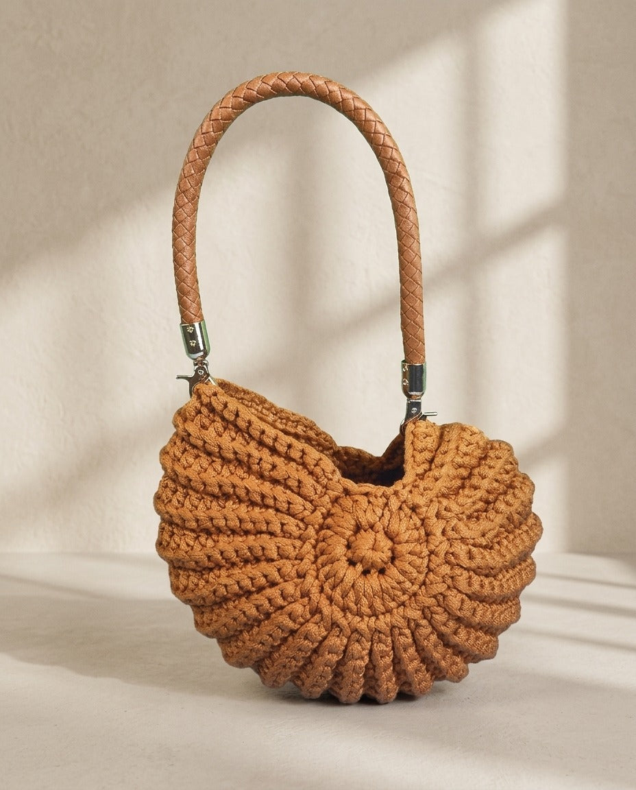 Sac coquillage au crochet fait main femme – photo 1 – Frippin'Dealz – photo retouchée par IA