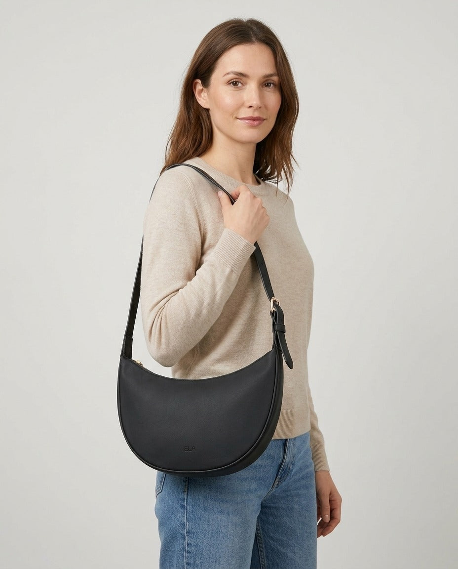 Ela Sac demi-lune noir bandoulière réglable aspect cuir porté – photo générée par IA