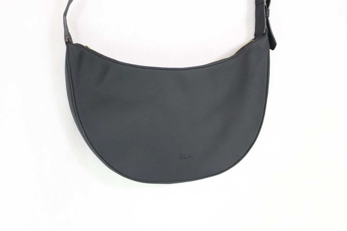 Face avant du sac Ela noir avec logo embossé – Frippin'Dealz