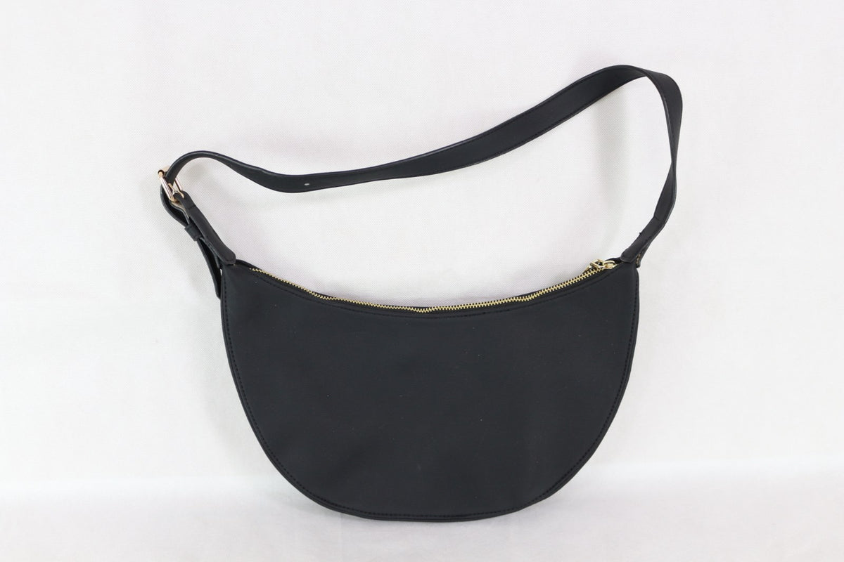 Dos du sac demi-lune noir Ela et boucle dorée de la bandoulière – Frippin'Dealz