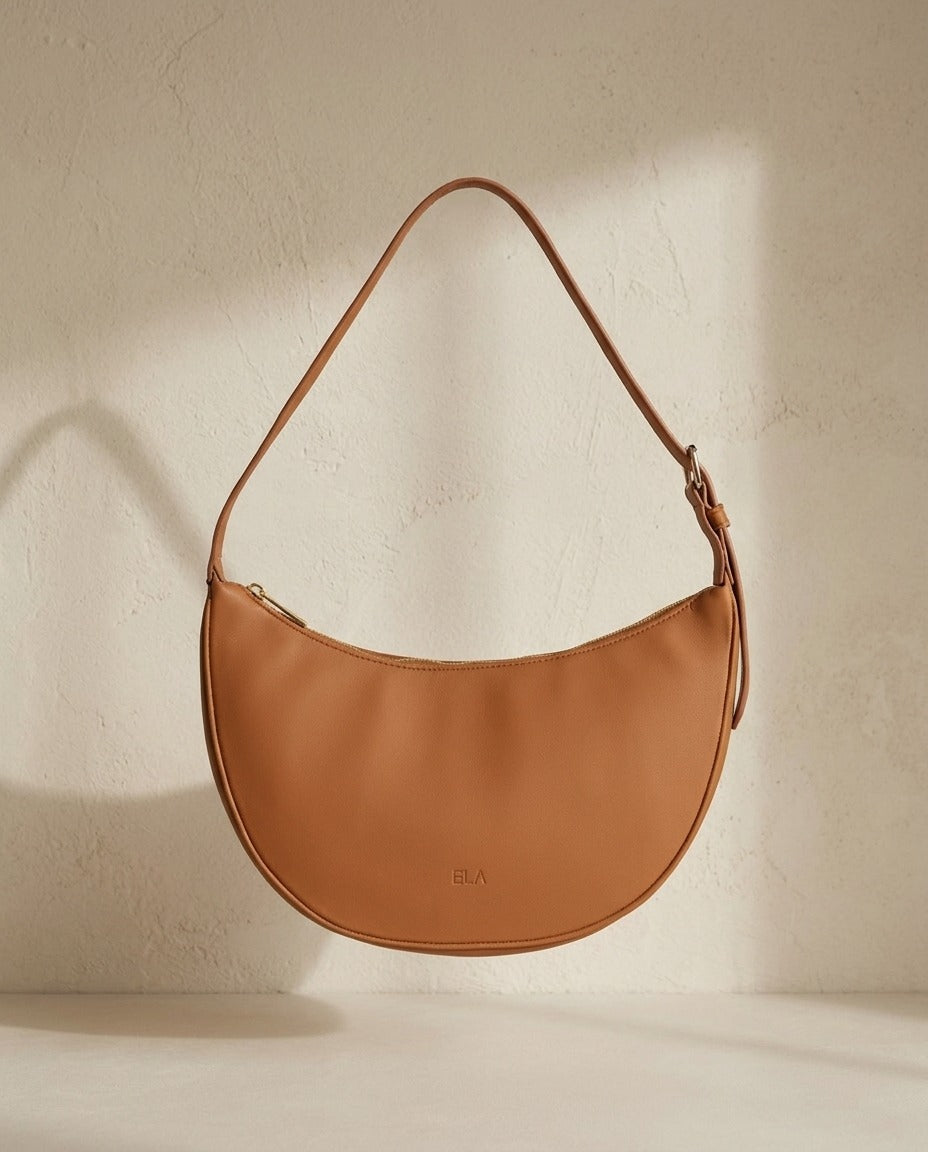 Sac demi-lune ELA camel aspect cuir avec bandoulière réglable, vue de face – Frippin'Dealz – photo retouchée par IA