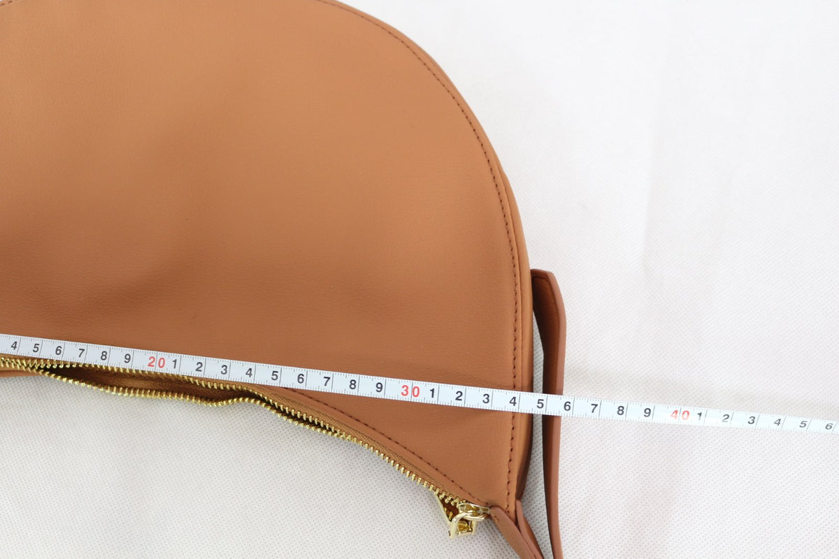 Mesure de la longueur du sac demi-lune ELA camel au mètre ruban – Frippin'Dealz