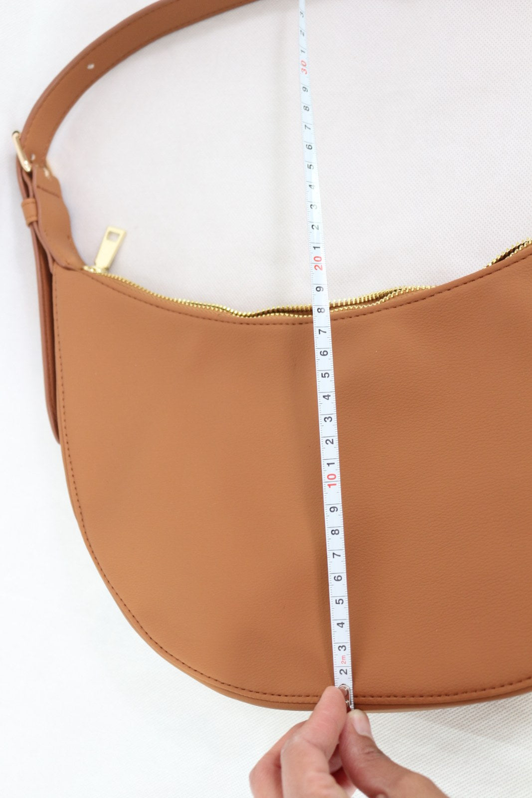 Mesure de la hauteur du sac demi-lune ELA camel au mètre ruban – Frippin'Dealz