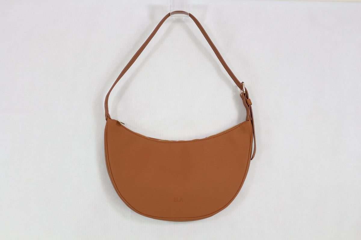 Sac demi-lune ELA camel aspect cuir avec bandoulière réglable, vue de face – Frippin'Dealz