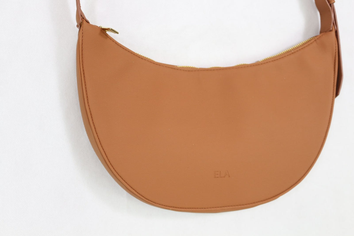 Dos du sac demi-lune ELA camel avec bandoulière et boucle dorée – Frippin'Dealz