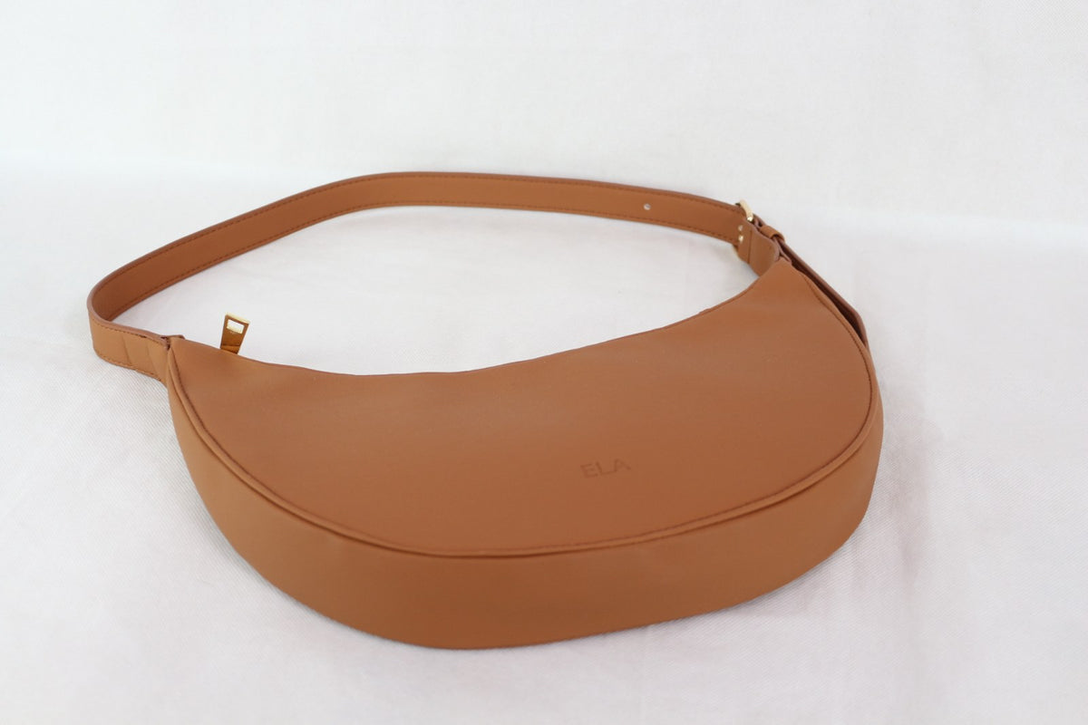 Logo ELA embossé sur le sac demi-lune camel et zip doré – Frippin'Dealz