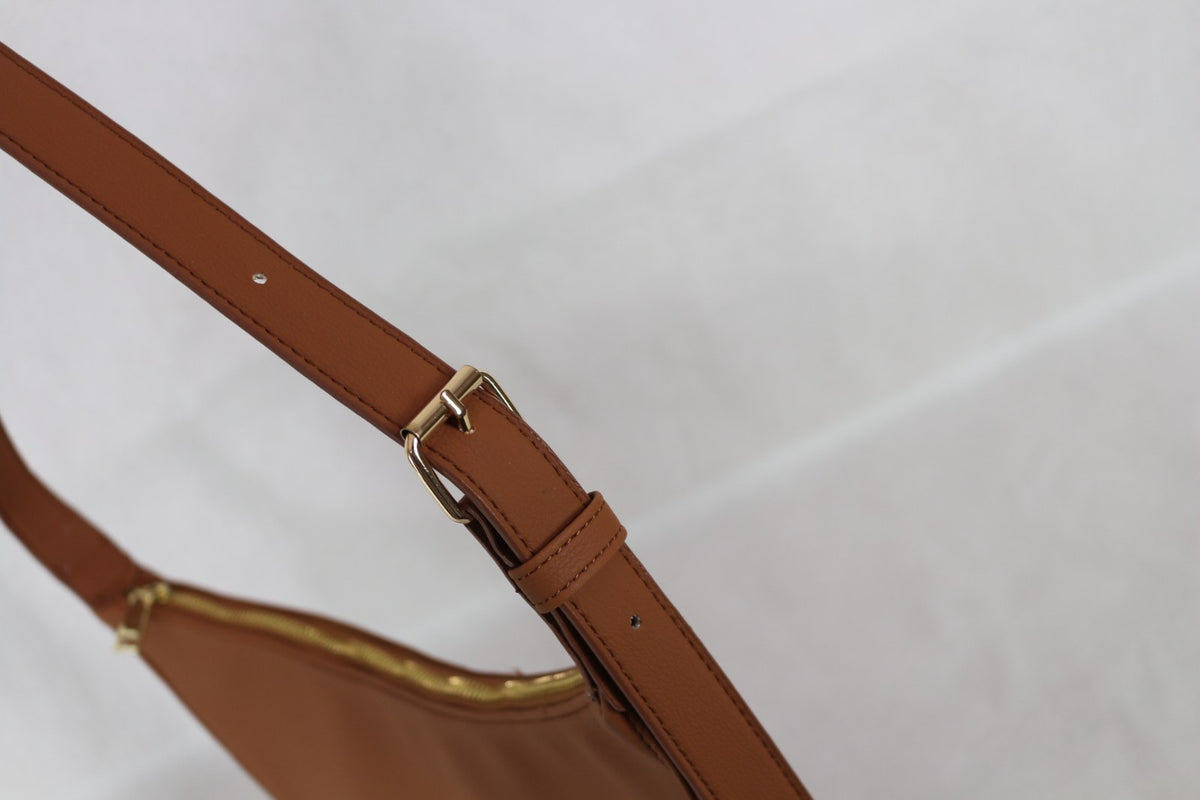 Sac demi-lune ELA camel posé à plat, vue de trois quarts – Frippin'Dealz