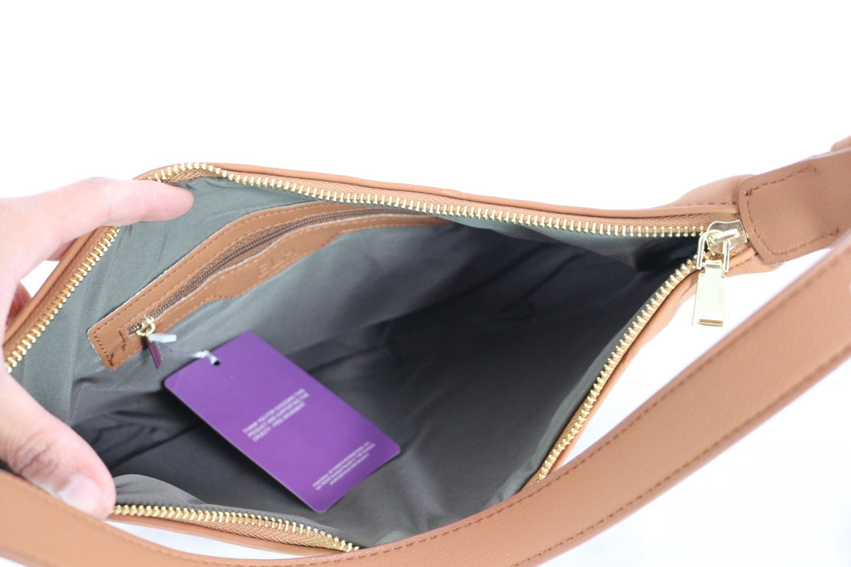 Profil du sac ELA camel montrant l'épaisseur et la bandoulière – Frippin'Dealz