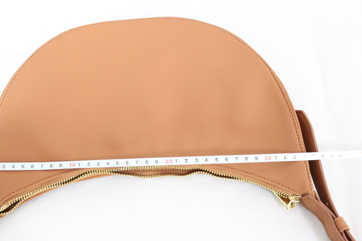 Intérieur du sac ELA camel avec doublure grise, poche zippée et étiquette violette – Frippin'Dealz