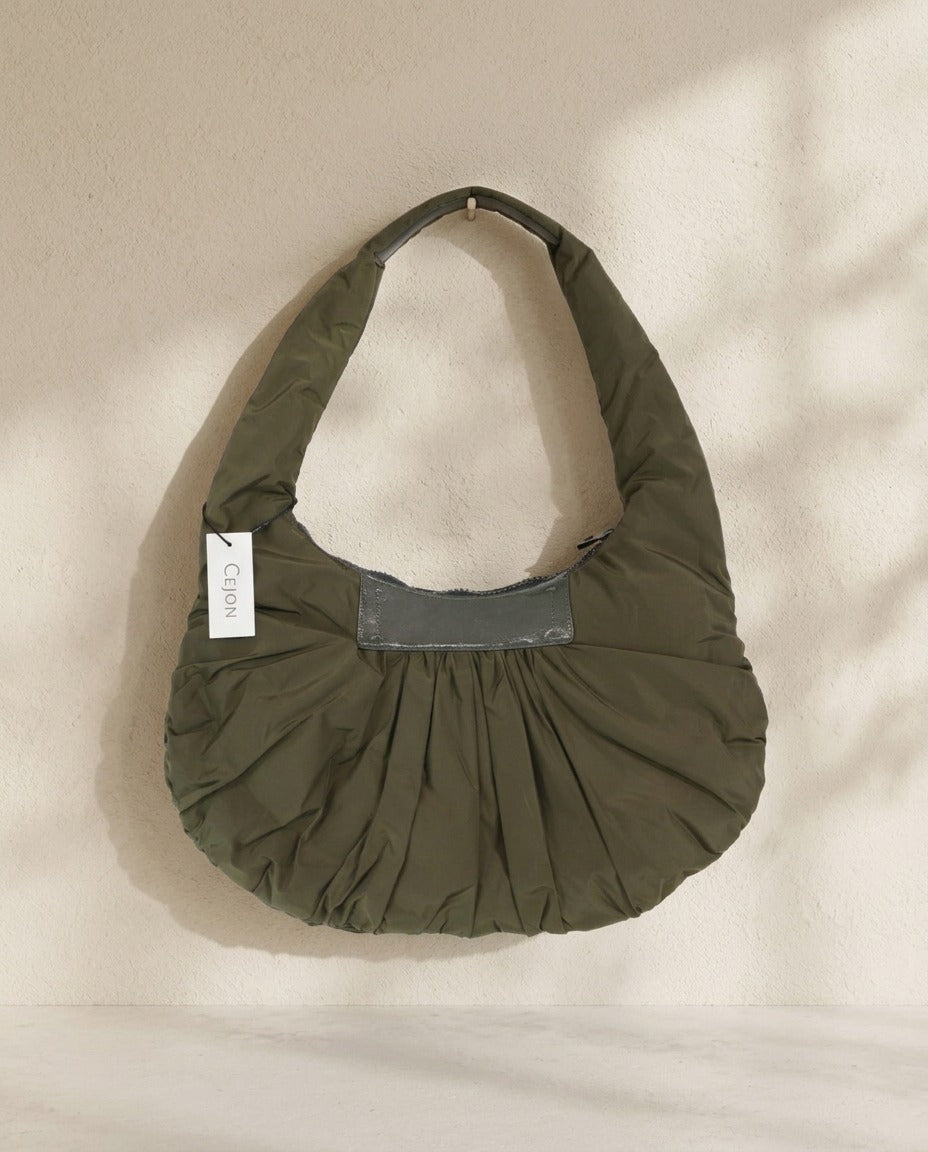 Sac hobo Cejon vert olive bouffant et froncé avec étiquette – Frippin'Dealz – photo retouchée par IA