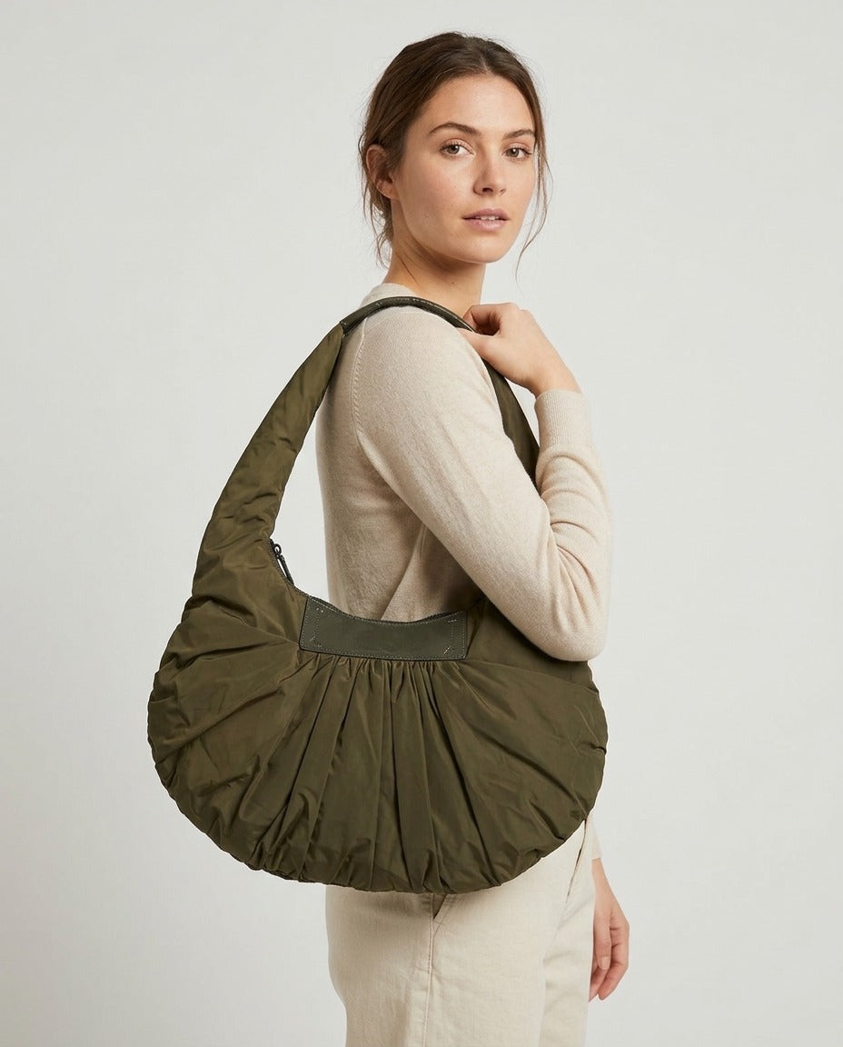 Cejon Sac hobo porté épaule bouffant froncé vert olive porté – photo générée par IA