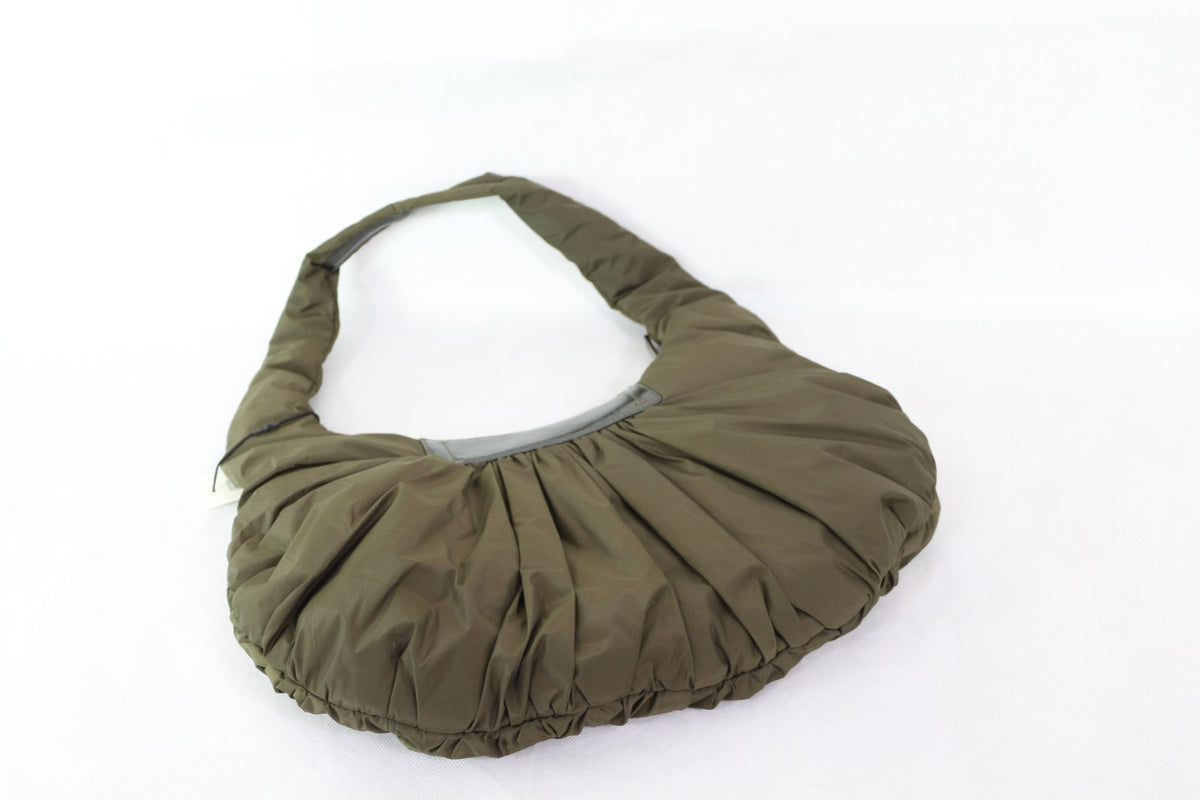 Sac hobo Cejon vert olive vu de côté, forme en croissant froncée – Frippin'Dealz