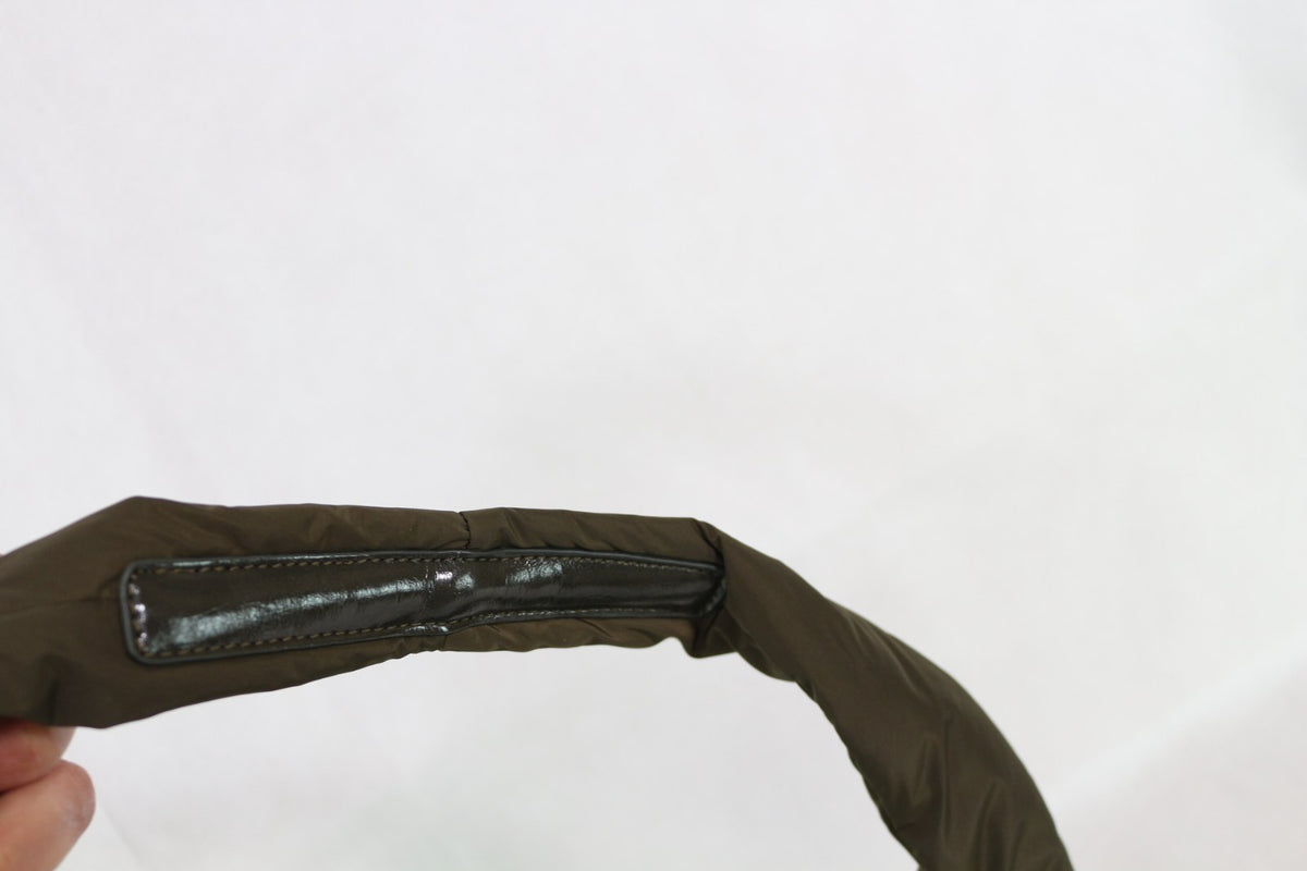 Détail de l'anse rembourrée du sac Cejon avec empiècement aspect cuir verni – Frippin'Dealz