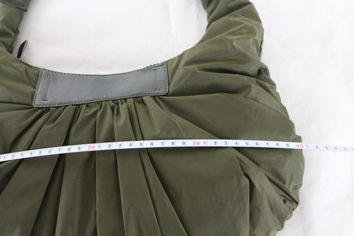 Sac hobo Cejon vert olive avec mètre ruban pour la mesure de la largeur – Frippin'Dealz