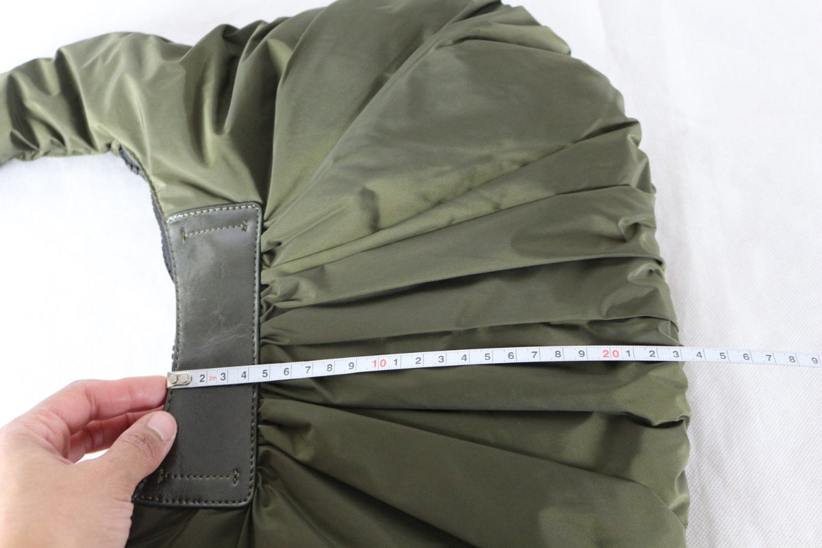Sac hobo Cejon vert olive avec mètre ruban pour la mesure de la profondeur – Frippin'Dealz