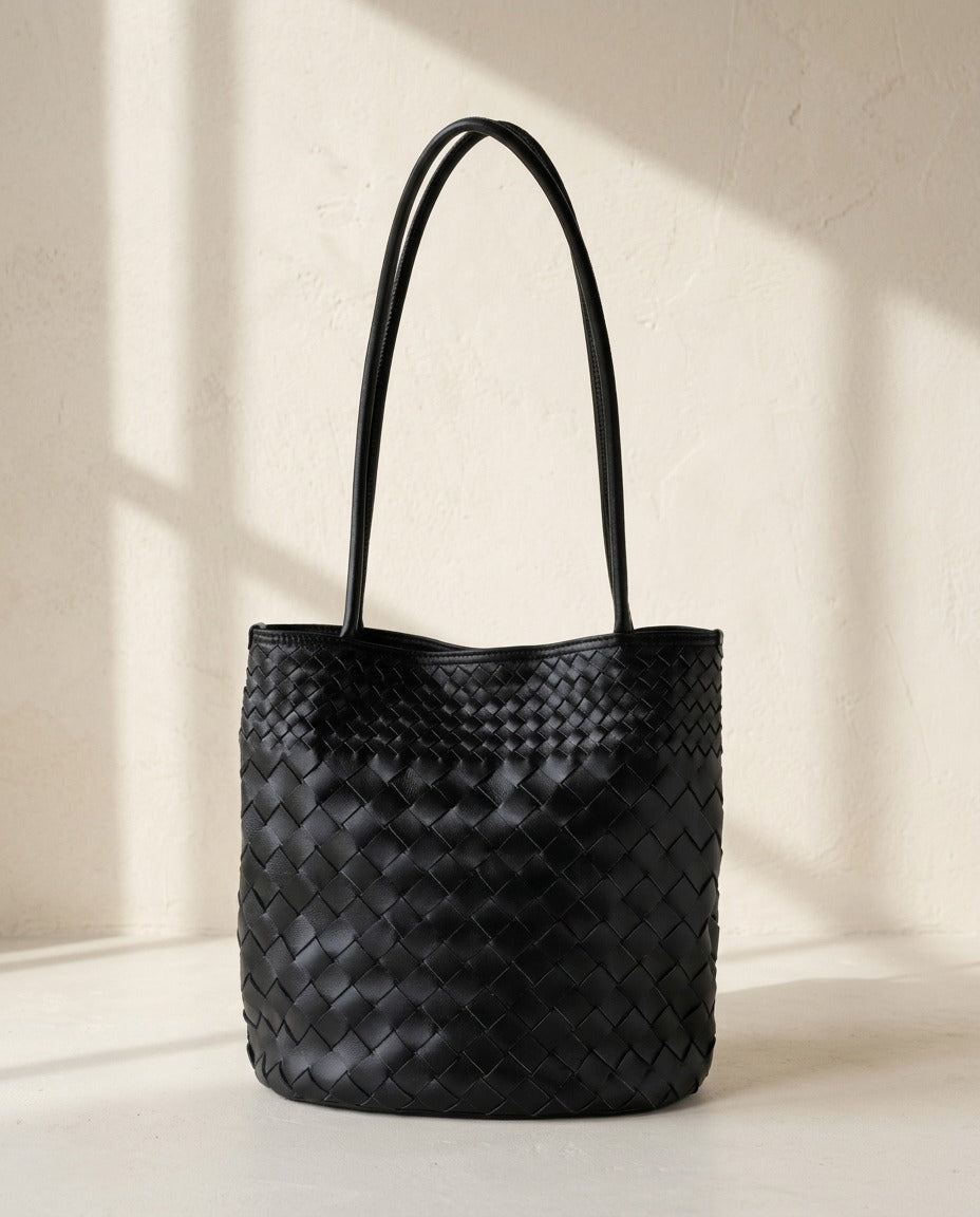 Sac seau tressé en cuir de mouton – photo 1 – Frippin'Dealz – photo retouchée par IA