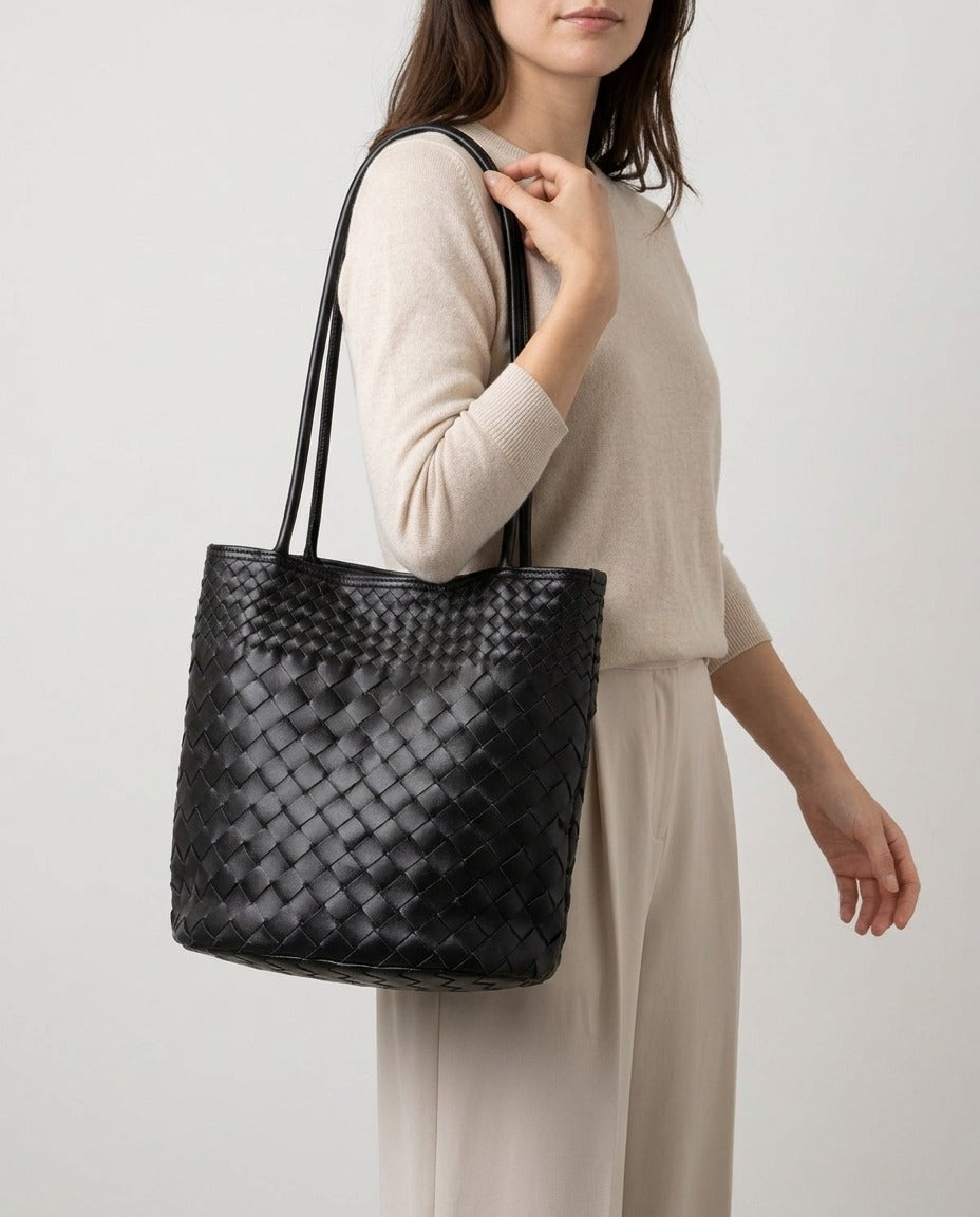 Sac seau tressé en cuir de mouton porté épaule 5 couleurs porté – photo générée par IA