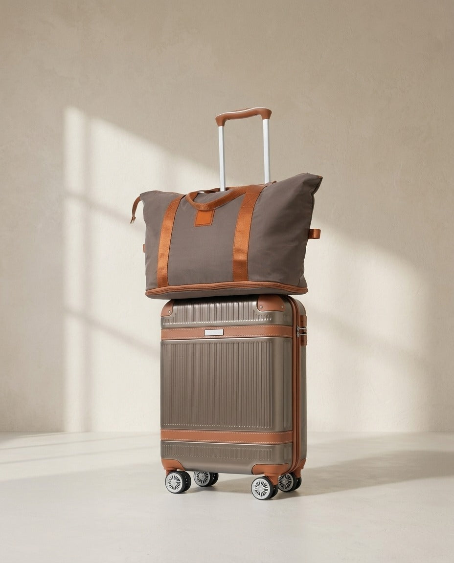 Set de voyage valise cabine cuivré – photo 1 – Frippin'Dealz – photo retouchée par IA
