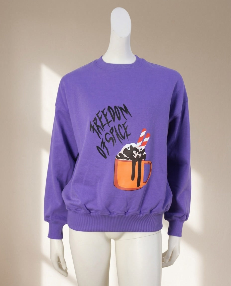 Sweat Freedom of Space violet oversize avec imprimé mug et slogan Freedom of Space – Frippin'Dealz – photo retouchée par IA