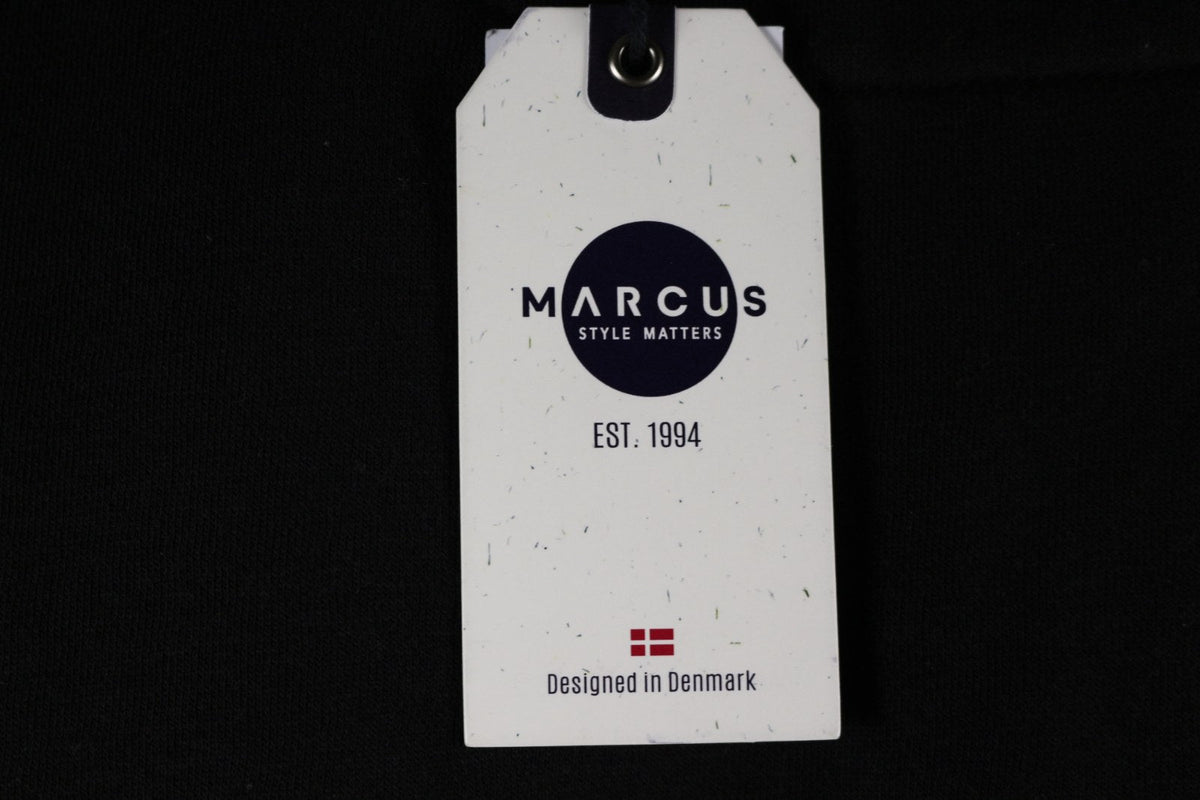 Étiquette Marcus Style Matters, Designed in Denmark, attachée au sweat-shirt – Frippin'Dealz