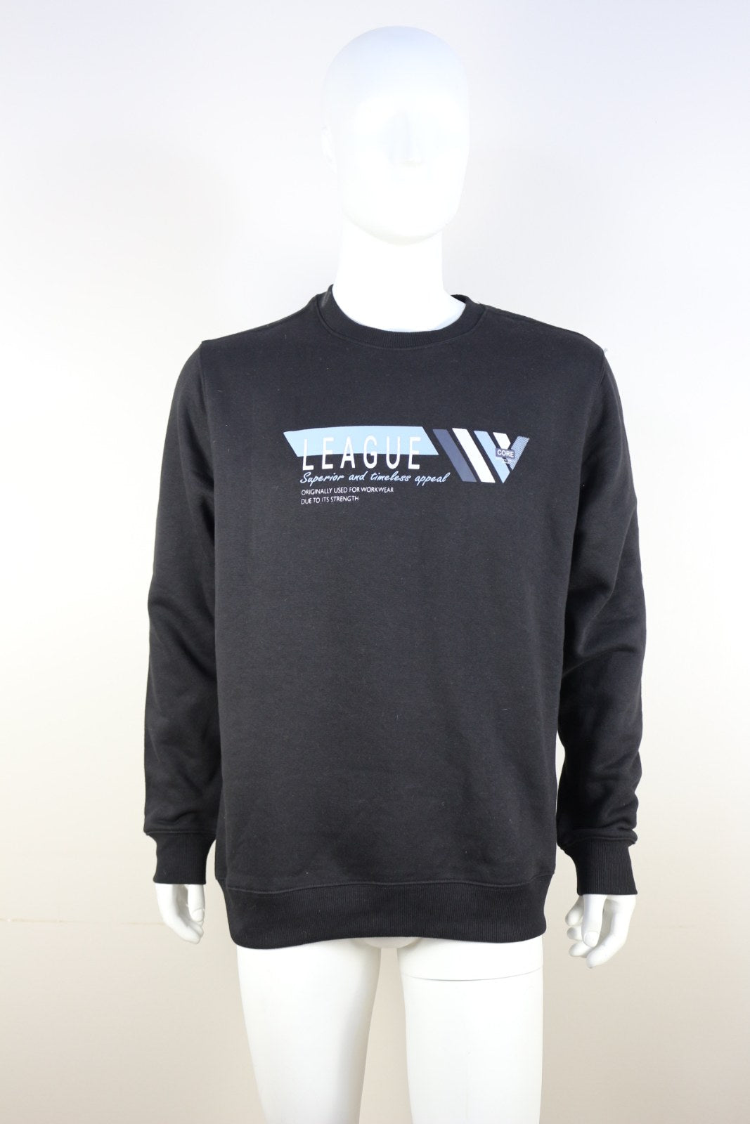 Sweat-shirt Marcus noir à col rond avec imprimé League bleu ciel porté sur mannequin, vue de face – Frippin'Dealz