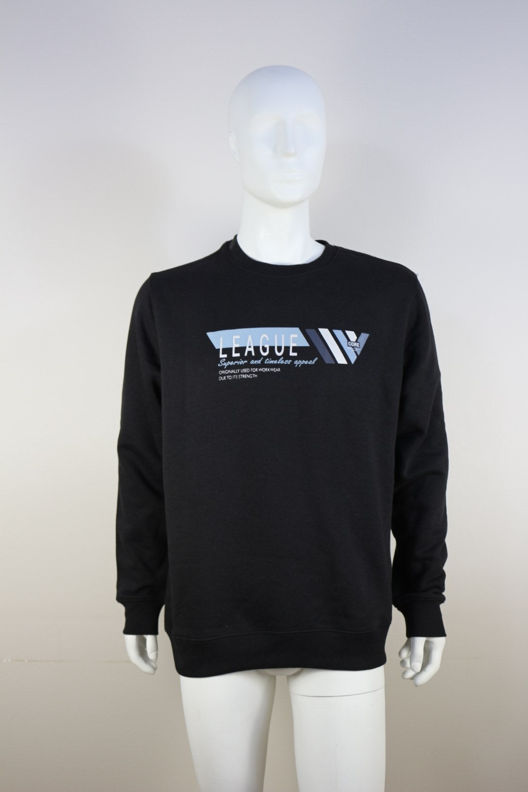 Sweat-shirt Marcus noir imprimé League vue de face, bord-côte aux poignets et à la base – Frippin'Dealz