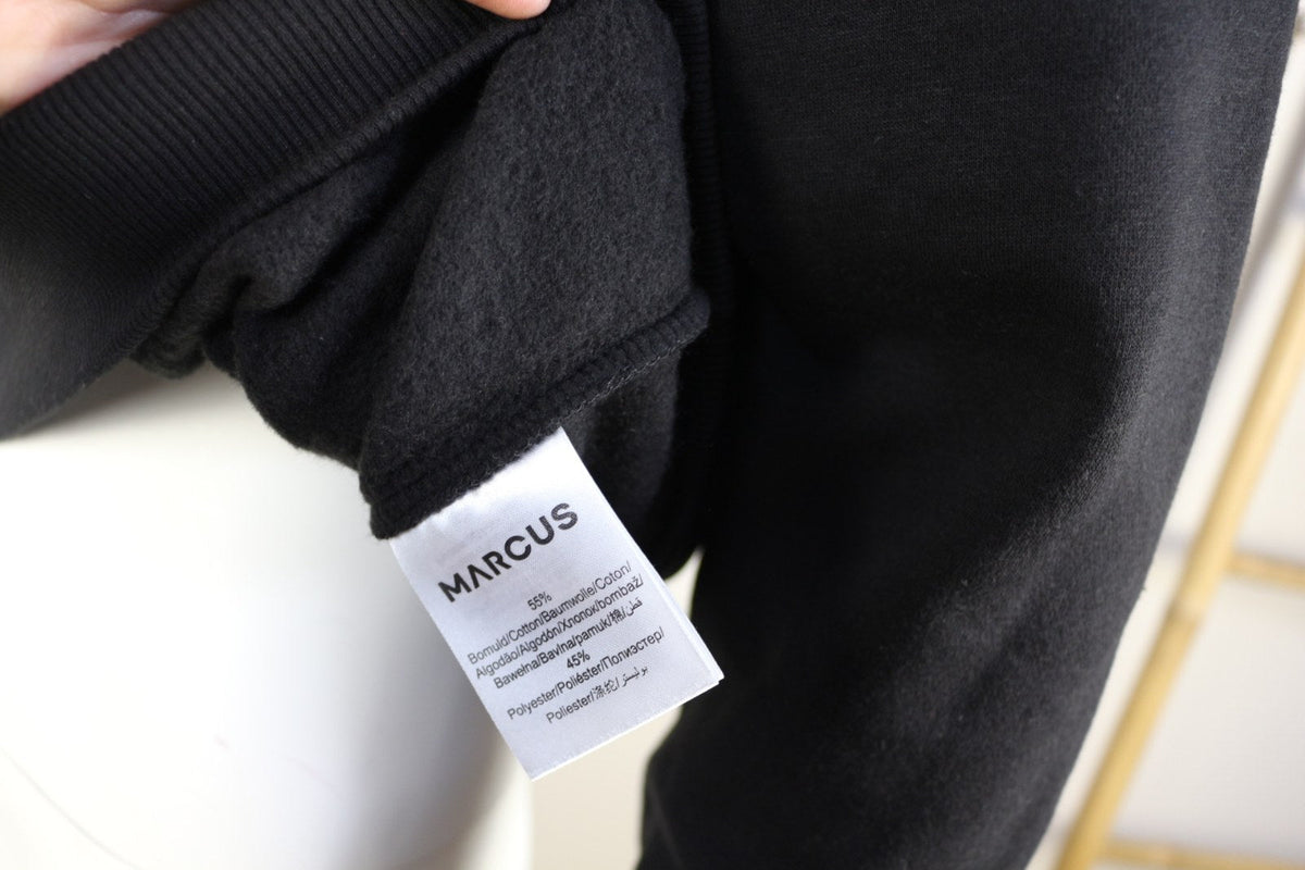 Étiquette de composition du sweat-shirt Marcus, 55 % coton 45 % polyester – Frippin'Dealz