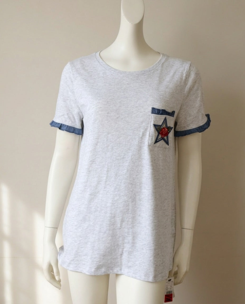 T-shirt gris chiné avec poche étoile brodée d'une rose et volants bleus aux manches, vue de face – Frippin'Dealz – photo retouchée par IA